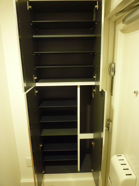 Entrance. There is storage capacity in the tall type of shoes cloak! 