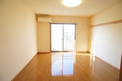 Living and room. Good bright room per yang ☆