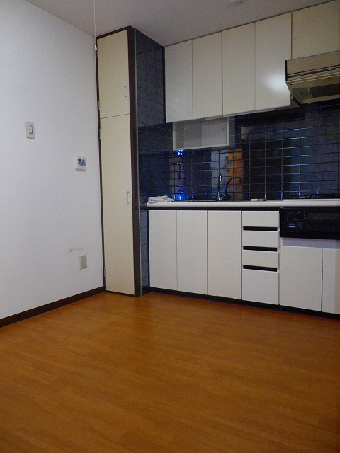 Living and room. Same property ・ Separate room