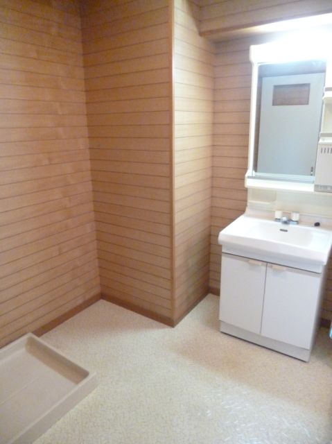 Washroom. Wash basin ・ Washing machine Storage