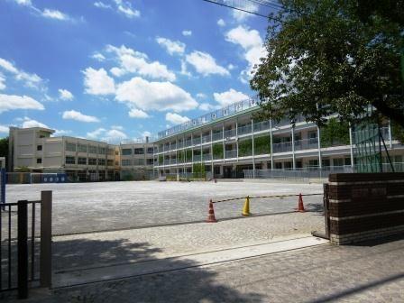Primary school. Ward Akatsutsumi until elementary school 190m