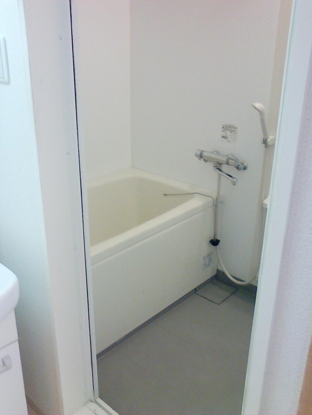 Bathroom. Bright bathroom with a clean (October 2013 shooting)