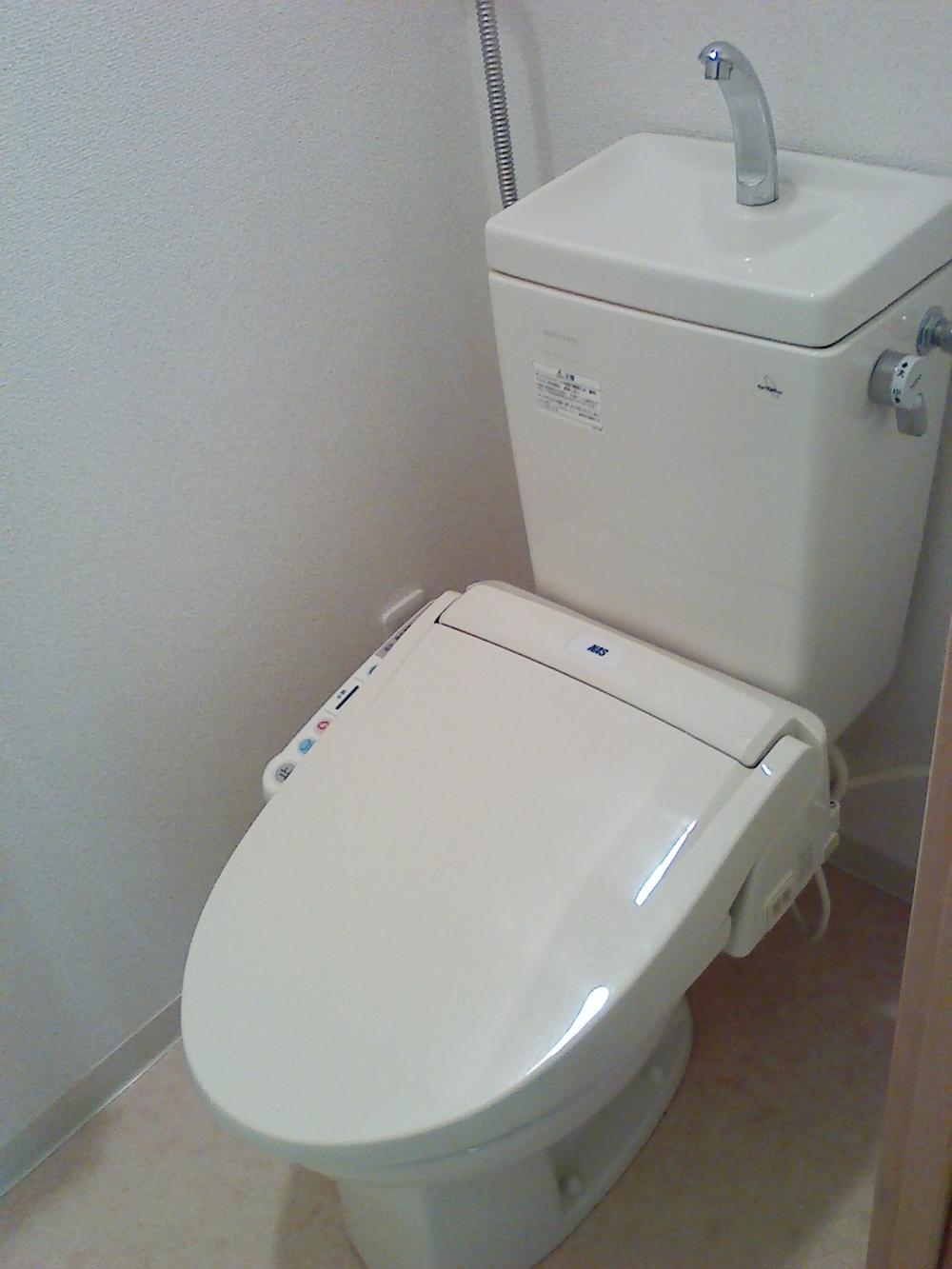 Toilet. A clean bidet with toilet (October 2013 shooting)