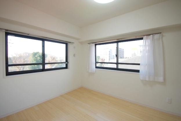 Non-living room. Immediate Available 						 / 							Super close 						 / 							It is close to the city 						 / 							Bathroom Dryer 						 / 							Corner dwelling unit 						 / 							Yang per good 						 / 							Flat to the station 						 / 							LDK15 tatami mats or more 						 / 							Japanese-style room 						 / 							Washbasin with shower 						 / 							Face-to-face kitchen 						 / 							Double-glazing 						 / 							Bicycle-parking space 						 / 							Elevator 						 / 							Otobasu 						 / 							High speed Internet correspondence 						 / 							Warm water washing toilet seat 						 / 							TV monitor interphone 						 / 							Urban neighborhood 						 / 							Ventilation good 						 / 							Dish washing dryer 						 / 							Pets Negotiable 						 / 							BS ・ CS ・ CATV 						 / 							Maintained sidewalk 						 / 							Flat terrain 						 / 							Delivery Box 						 / 							Bike shelter