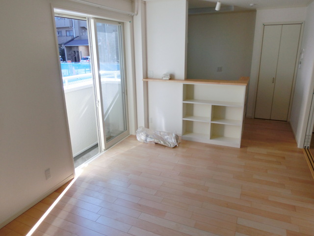 Living and room. 11.2 Pledge of LDK ・ Bright shades of flooring is very Sawa