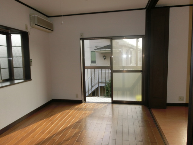 Living and room. It is very bright Western-style two-plane daylight