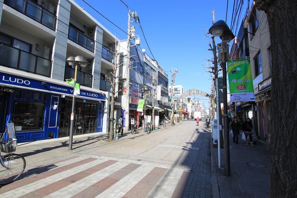 Streets around. Oyamadai In taste there shopping district 640m about 150 stores are lined up to Happy Road shopping street, In the holidays, Also there that an event such as the fair will be held.