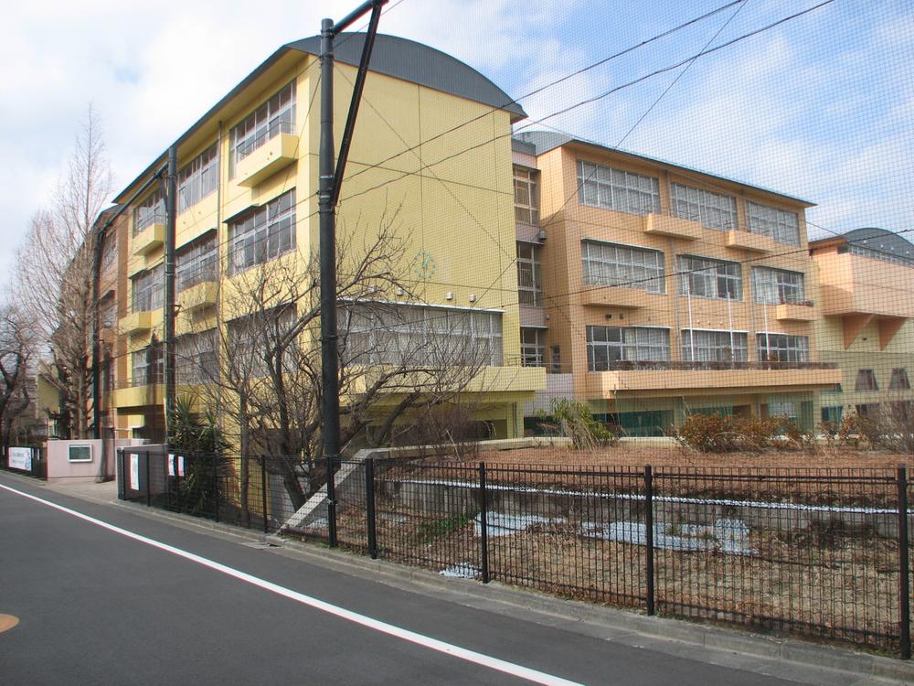 Junior high school. 680m to Setagaya Tatsuhigashi Fukasawa junior high school