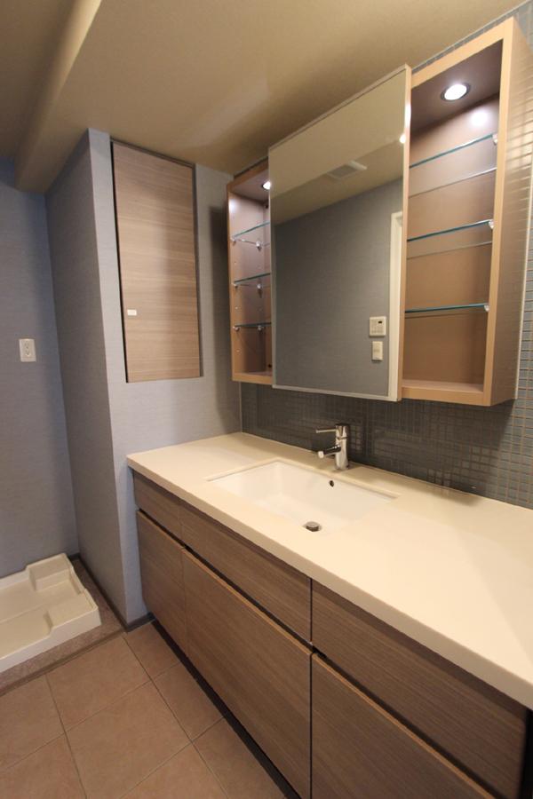 Wash basin, toilet. Powder room of enhancement also storage space, such as shelves and drawers (the far left of the photo washing machine Storage)