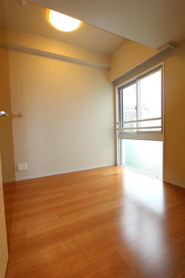 Non-living room. Western-style with a high ceiling