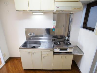 Kitchen. Two-burner gas stove can be installed ☆ Because there is a window, You as the wind