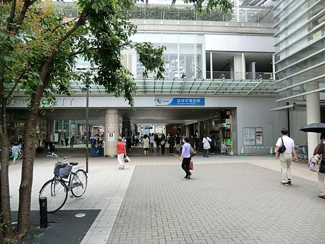 station. Seijo Gakuenmae 560m to the Train Station