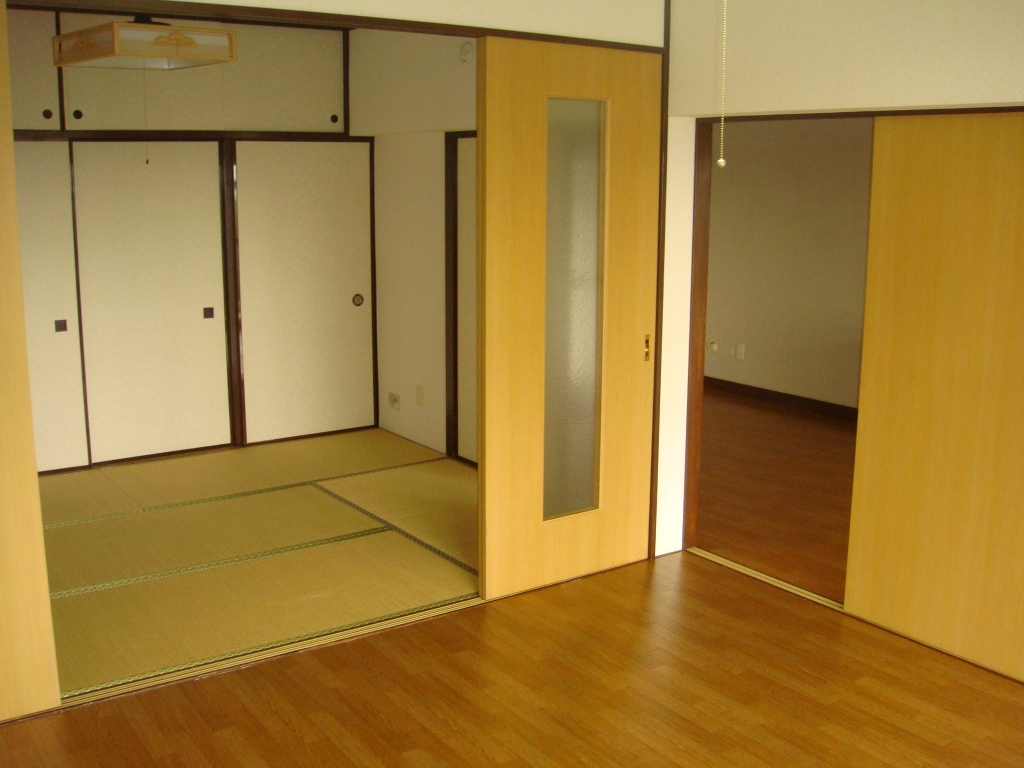 Living and room. Japanese-style from Western-style ・ Overlooking the LK.