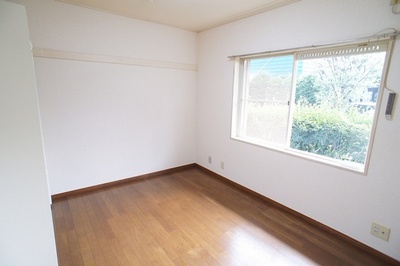 Living and room. The window is large, bright room ☆