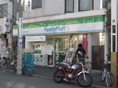 Convenience store. 600m to Family Mart (convenience store)