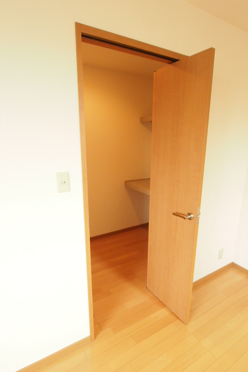 Receipt. Second floor: walk-in closet (clothing ・ This is useful for storing luggage).