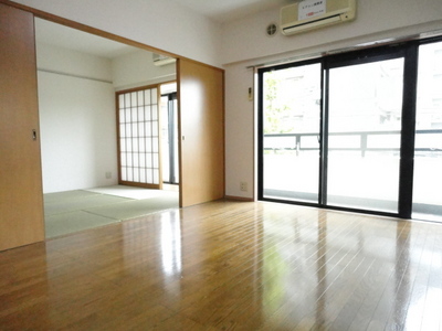 Living and room. 3 Kaikaku room ・ The window is large, bright room