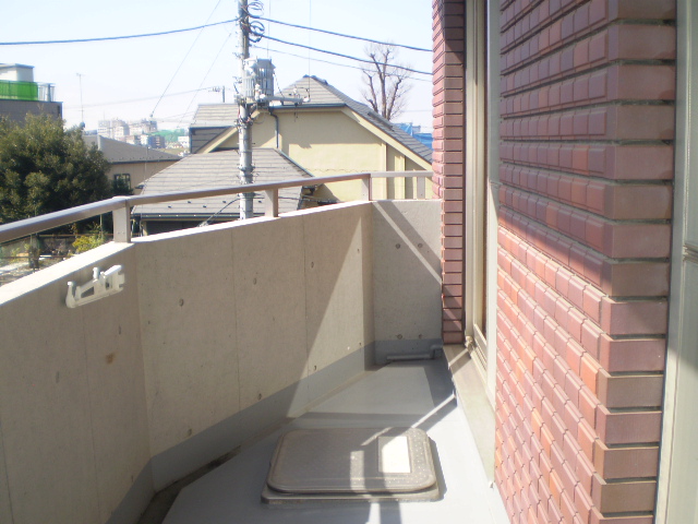 Balcony.  ■ Spacious balcony