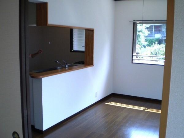 Living and room.  ■ Popular counter kitchen