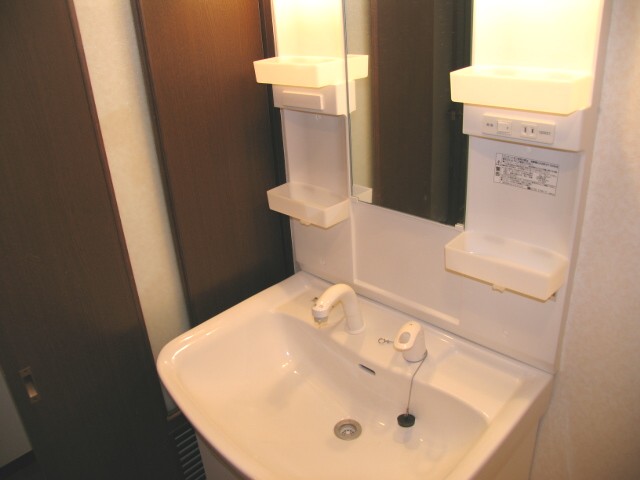 Washroom.  ■ Convenient independent wash basin