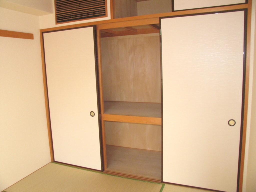 Receipt.  ■ Also excellent storage capacity closet of Japanese-style room