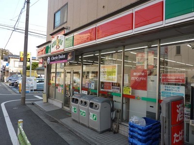 Convenience store. 300m until Thanksgiving (convenience store)