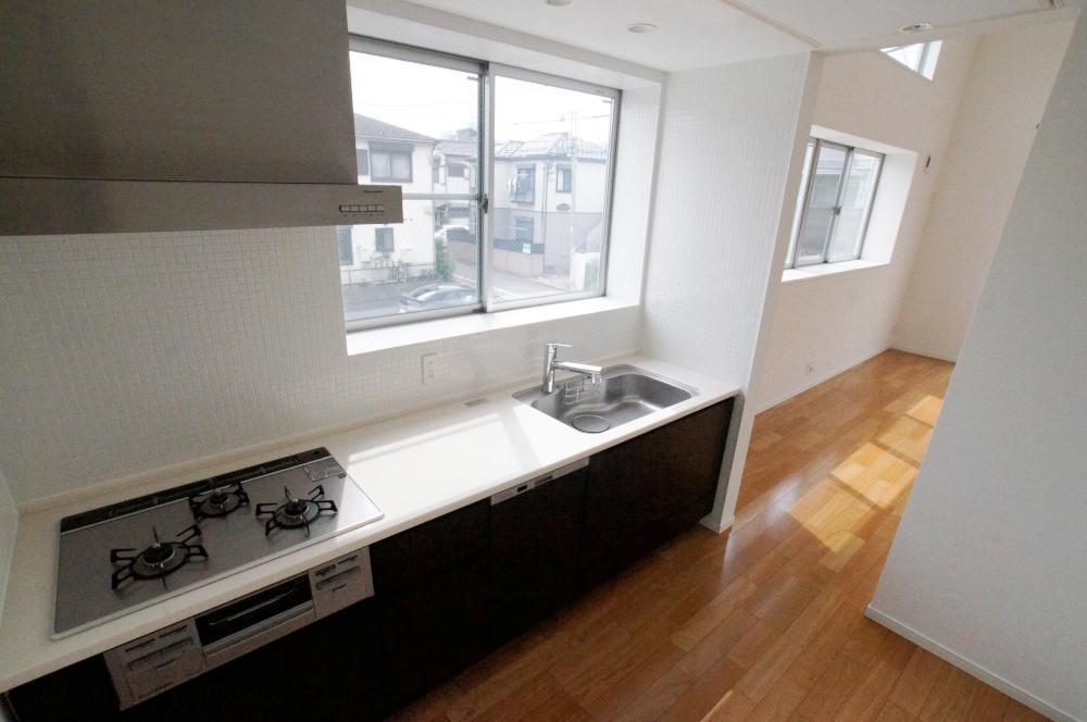 Kitchen. Dishwasher with a system Kitchen. Faucet shower & water purifier integrated.