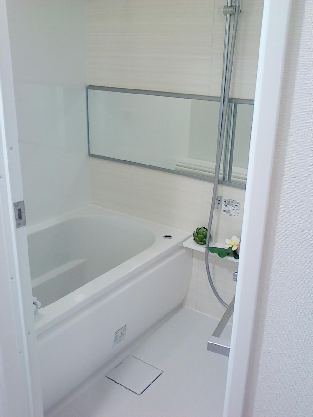 Bathroom. It established the unit bus with a bathroom dryer! (2013 November shooting ・ By the same type dwelling unit)