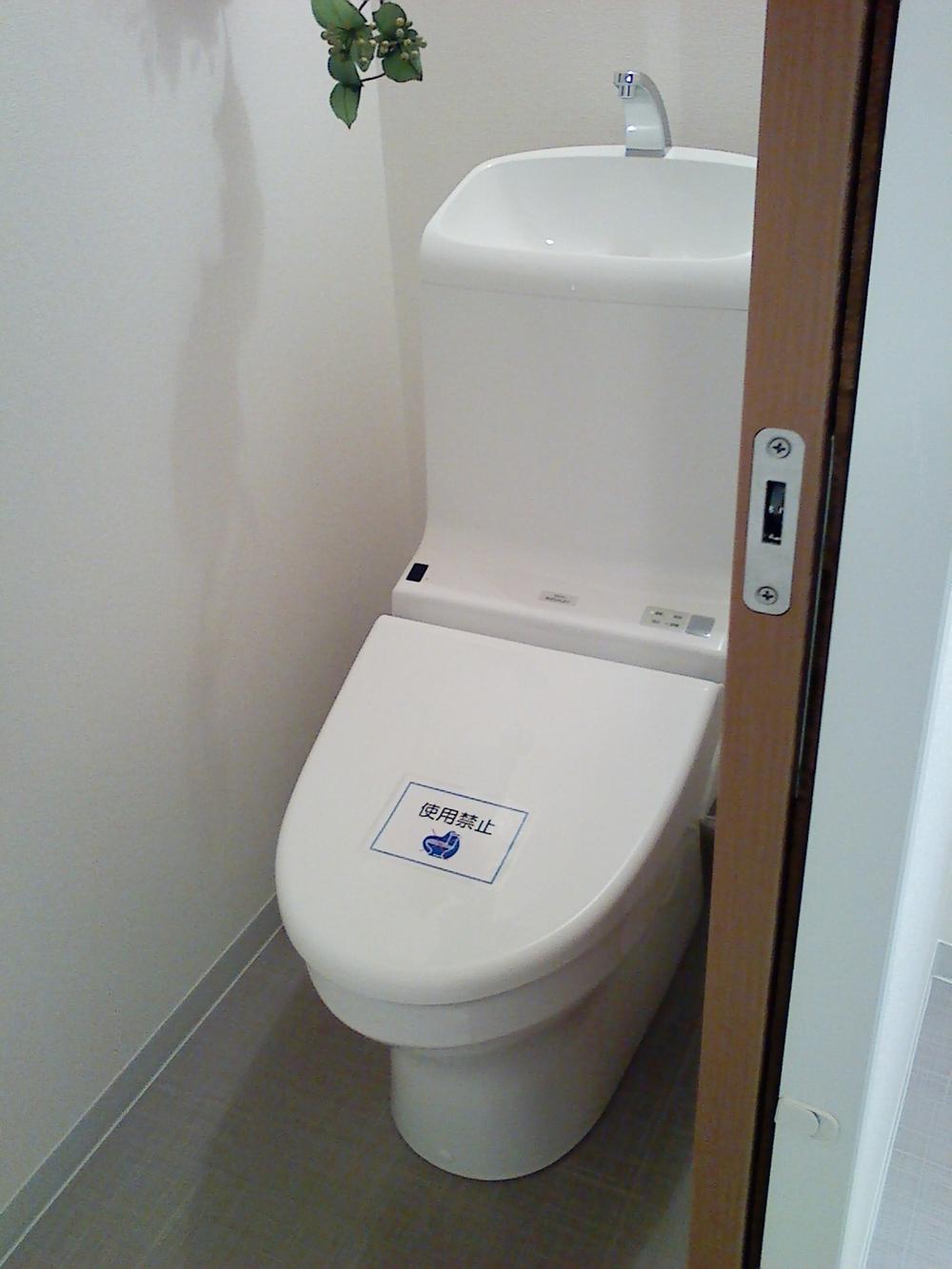 Toilet. Washlet new exchange already in one piece toilet! (2013 November shooting ・ By the same type dwelling unit)