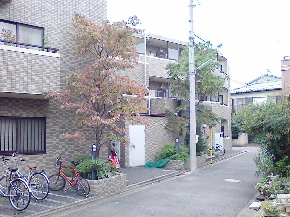 Local appearance photo. Lush mansion nestled in a quiet residential area of ​​Wakabayashi (2013 November shooting)