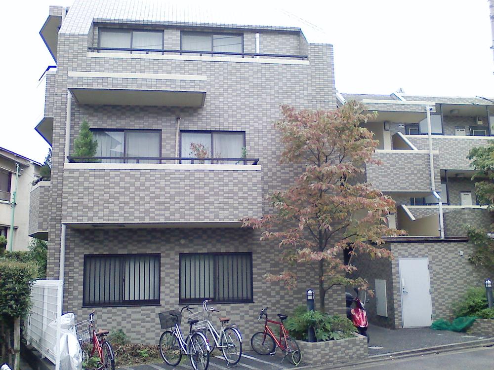 Local appearance photo. Outer wall tiled feeling of luxury condominiums (2013 November shooting)