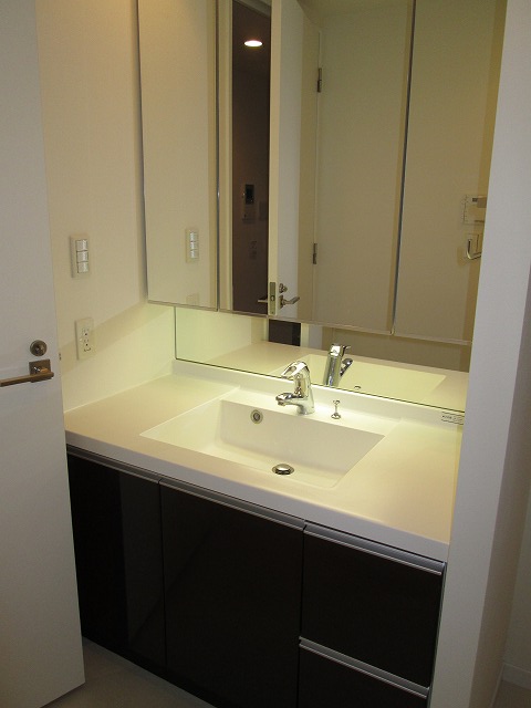 Washroom. Same property separate room photo