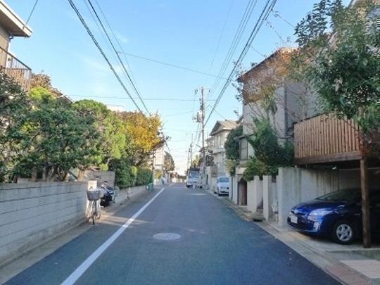 Local photos, including front road. State of the local front road Often is uncluttered streets of House.