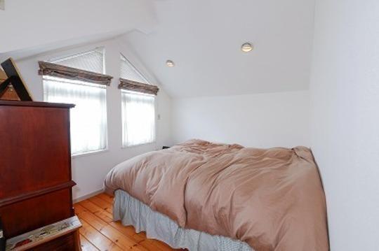 Non-living room. Master bedroom According to the ceiling of the form it has adopted a triangular window.