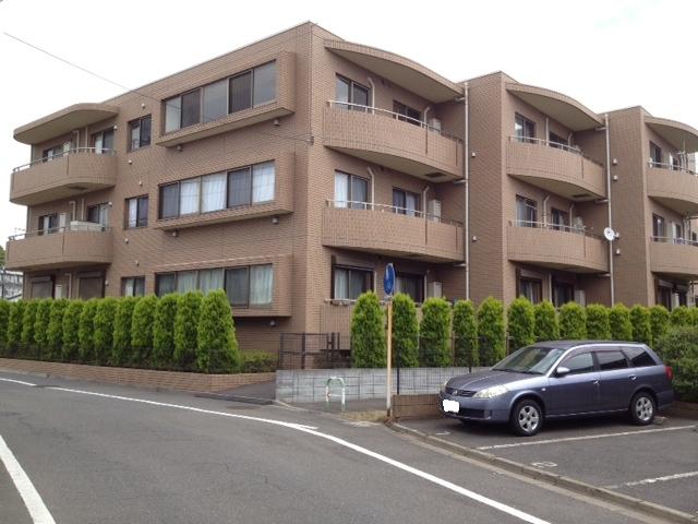 Building appearance. Floor is the ground surface ratio of about 1m high. 