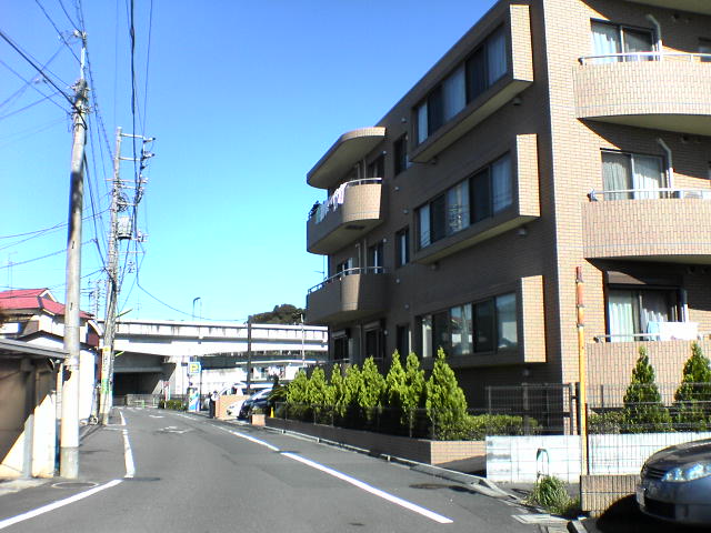 Other. Road in front of the rooms is about 6m width. Surrounding low-rise residential area. 