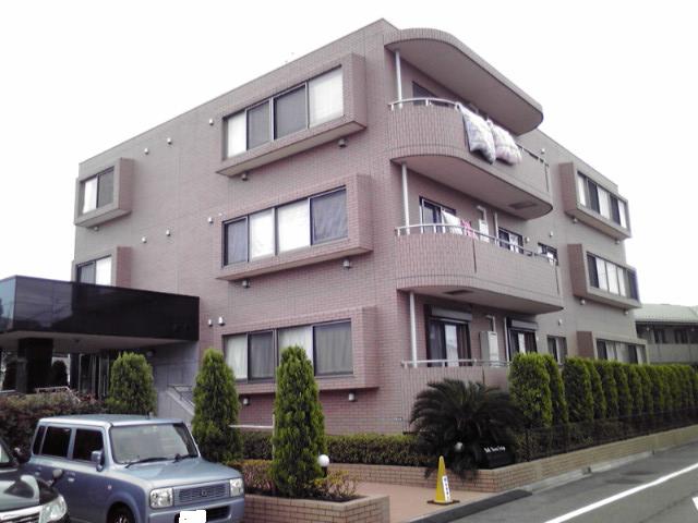 Building appearance. Front angle (first floor) is the room in the offering. 