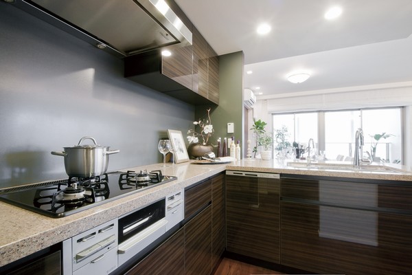 L-shaped open kitchen with excellent housework flow line. You can make cooking while enjoying the family and conversation