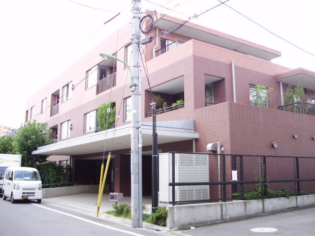 Building appearance. Three-story is a condominium.