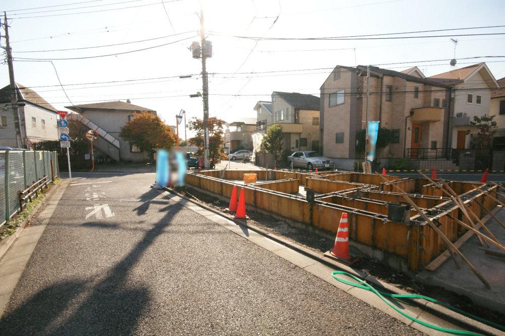 Local photos, including front road. Traffic volume is also less pedestrian traffic is also less calm road.