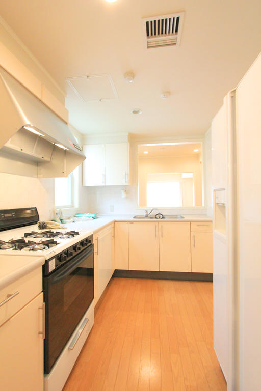 Kitchen. Dishwasher, refrigerator, Oven (it is before House cleaning. )