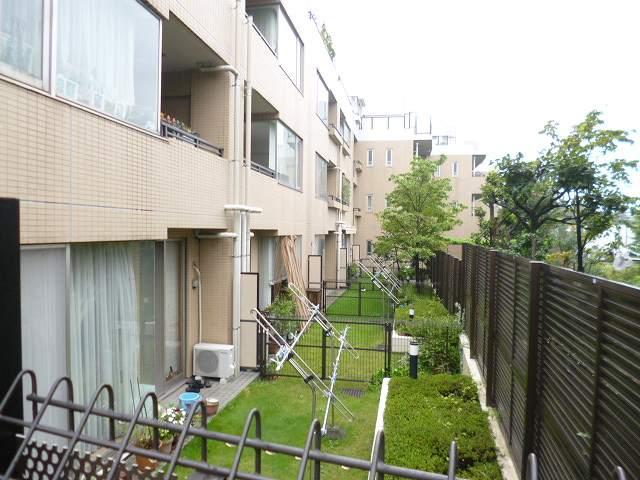 Garden. Private garden about 23 m2. Monthly fee 690 yen Cleaning scheduled for January 2014.