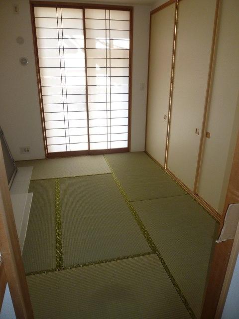 Non-living room. Japanese-style room 6 tatami. tatami ・ Sliding door re-covered renovation completed.