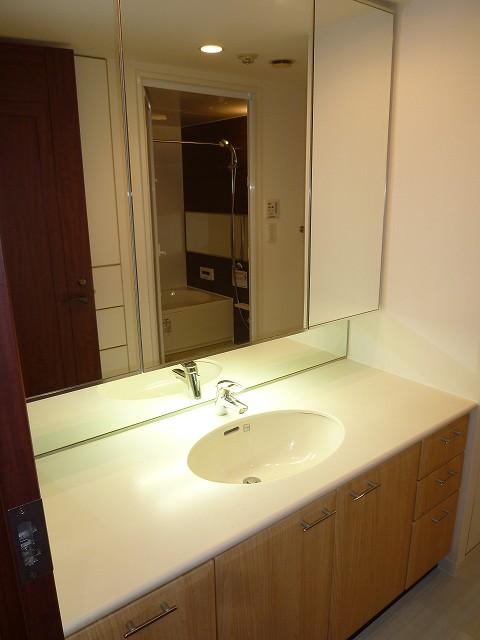 Wash basin, toilet. Vanity of the storage part is enhanced to a large mirror