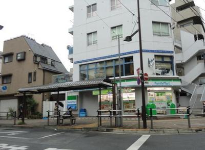 Convenience store. 800m to Family Mart (convenience store)