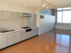 Kitchen. System kitchen ・ Gas stove ・ Grill with