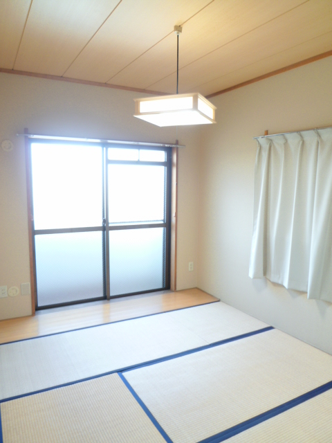 Living and room. Japanese-style room about 6 quires facing south