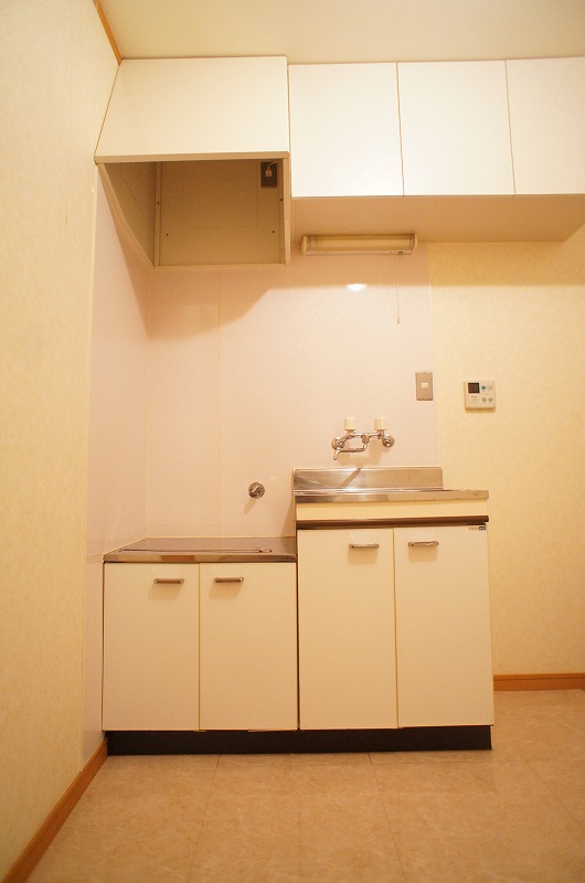 Kitchen. Two-burner gas stove can be installed ☆