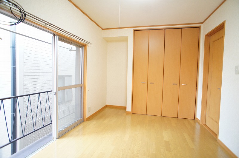 Living and room. This room is located in a quiet environment ☆