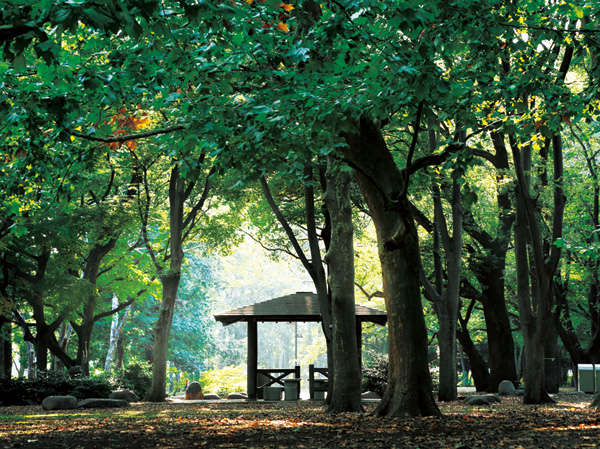 Surrounding environment. Roka Hisashiharuen (13 mins ・ About 1030m) literary master ・ Large-scale park Tokutomi Roka has been developed on the basis of the land, who spent the latter half of life. It boasts about 80,000 sq m.